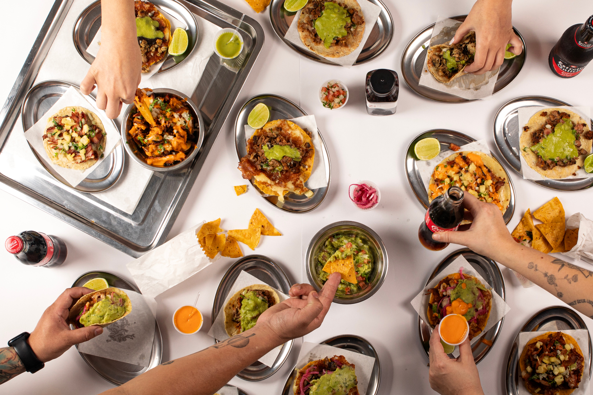 Mesa cheia de tacos da Atzi